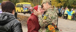 Воїна, який повернувся з полону, урочисто зустріли у Козятинській громаді