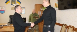 Воїну, що провернувся з полону, у Могилеві-Подільському вручили нагороду за незламність