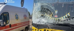 Виїхав на зустрічну і зіткнувся зі шкільним автобусом на Вінниччині загинув мотоцикліст