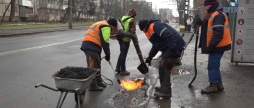 Як у Вінниці комунальники протягом зими ремонтують пошкоджені ділянки доріг