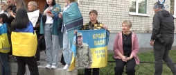 Як українські родини зустрічають звільнених з полону військових