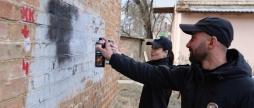 Як замальовують наркорекламу на вулицях Вінниці