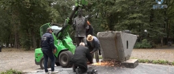 З Покровська до Вінниці_ у Центральному парку встановили евакуйований пам’ятник Миколі Леонтовичу