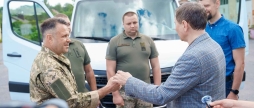 З Вінниці бійцям передали спецавтомобіль, який працюватиме на виявлення ворожих цілей
