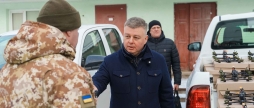 З Вінниці на фронт передали ще три пікапи та 200 FPV-дронів