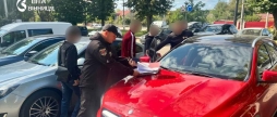 Заблокували авто посеред Вінниці водія підозрюють у сприянні незаконному виїзду чоловіків за кордон