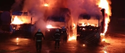 Згоріли вщент три вантажівки пожежа сталась на території підприємства на Вінниччині