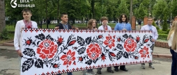 Живі символи й автентичний спів у Вінницькому технічному коледжі відбулася акція до Дня вишиванки