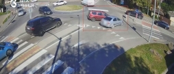 Зіткнення двох авто в центрі Вінниці потрапило на камери спостереження