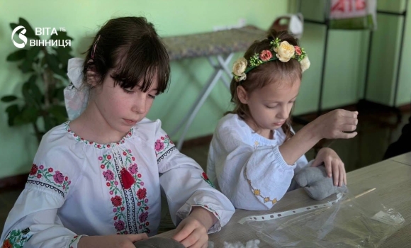 «Бойові котики» і «Пташки перемоги» вінницькі школярі виготовили обереги для захисників