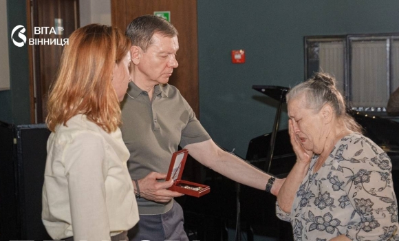 «Бути мамою Героя — надважкий хрест» у Вінниці вручили ще 33 відзнаки матерям полеглих захисників