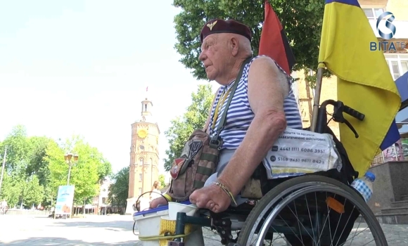 “Дядя Гриша” у Вінниці: невтомний волонтер з Херсона продовжує збирає кошти для ЗСУ