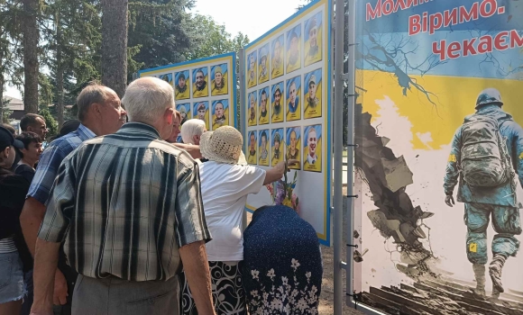 «Молимося. Віримо. Чекаємо…» на Вінниччині відкрили стенд зниклим безвісти воїнам