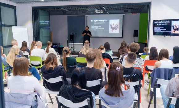 «PROфорієнтація для підлітків» у Вінниці для молоді провели зустріч з онлайн-підприємцем