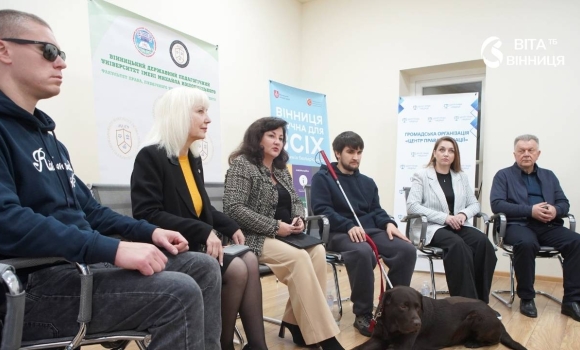 «Спершу запитайте» ветеран, який утратив зір на фронті, розповів вінницьким студентам, як допомагати незрячим «Спершу запитайте» ветеран, який утратив зір на фронті, розповів вінницьким студентам, як допомагати незрячим