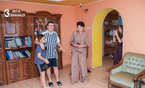 «Треба робити світ кращим» міський голова Вінниці подякував вінничанці, яка власноруч оновила дитячий майданчик