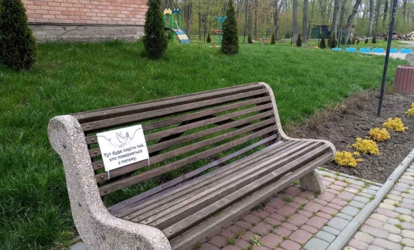 «Це місце чекає на того, хто повернеться» на Вінниччині вшановують захисників пам’ятними табличками