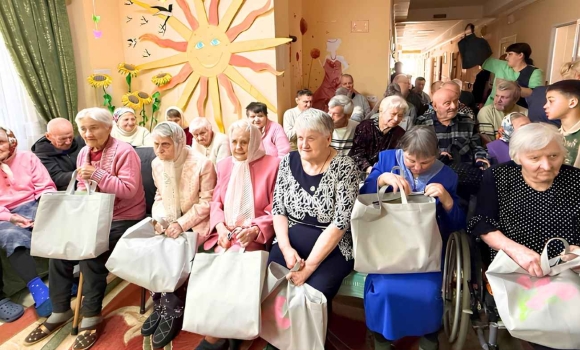Дитячі пісні проти самотності: зворушливий візит ліцеїстів та волонтерів до будинку самотніх стареньких