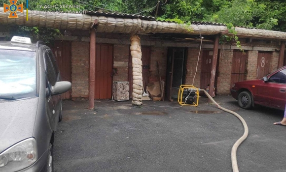 У Вінниці рятувальники відкачали воду з підтоплених будівель