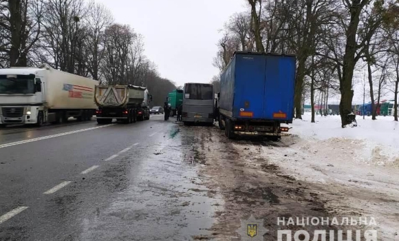 Масштабна ДТП на Вінниччині: зіштовхнулись шість авто та міжнародний автобус