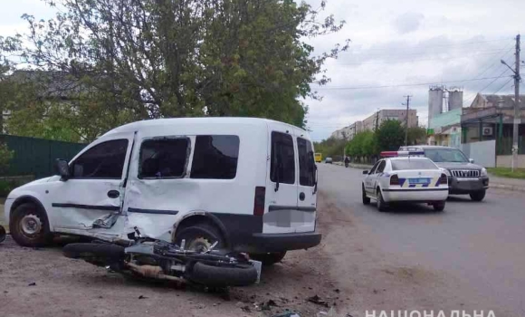 В Тульчині зіштовхнулись Opel та мотоцикл: двоє людей у лікарні