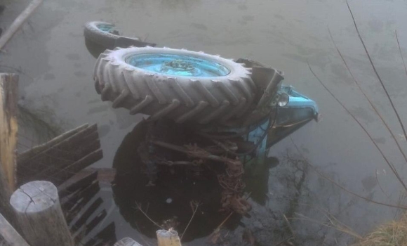 На Вінниччині трактор з’їхав з мосту у ставок. Водій загинув