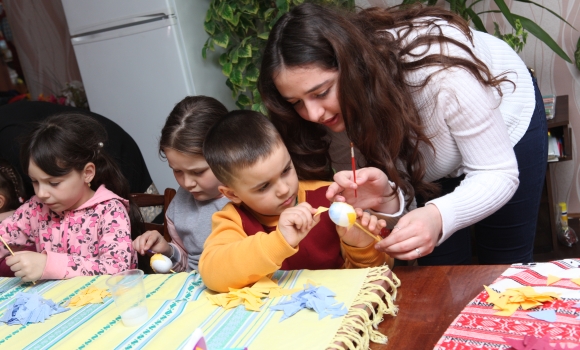 Великодній майстер-клас для діток-переселенців провели у Вінниці