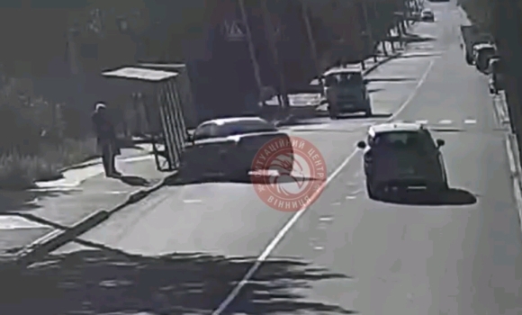 На Старому місті у Вінниці автомобіль без водія в’їхав у зупинку