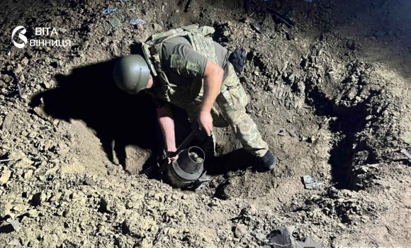 12 рятувальників і сапери ДСНС: у Вінниці вночі ліквідовували наслідки падіння уламків безпілотника 12 рятувальників і сапери ДСНС: у Вінниці вночі ліквідовували наслідки падіння уламків безпілотника