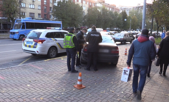 У Вінниці 19-річний водій на BMW збив жінку на зупинці