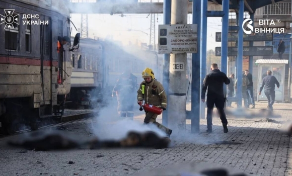 Залізничний перон вокзалу з електричкою та пасажирським потягом після російської атаки на Дніпро Залізничний перон вокзалу з електричкою та пасажирським потягом після російської атаки на Дніпро