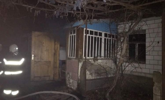 В Ладижині вогнеборці врятували з палаючого будинку двох людей