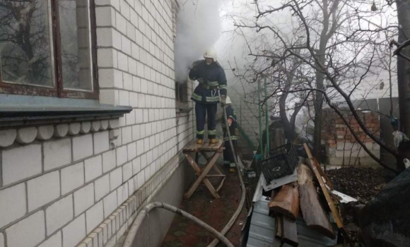 В Хмільнику необережність з вогнем призвела до пожежі в будинку