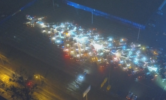 Новорічну "ялинку" з пів тисячі автомобілів склали у Вінниці