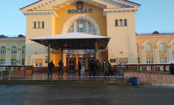 У Вінниці через анонімний дзвінок з приміщення залізничного вокзалу евакуювали 200 людей