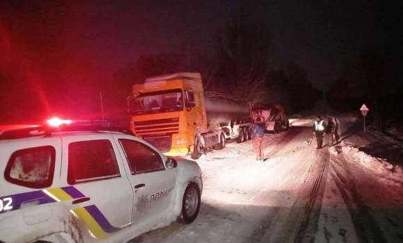 Водіям, які через негоду не можуть виїхати на дорогу, допомагають поліцейські та комунальники