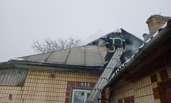 В Сутисках під час пожежі у будинку жінка отримала опіки обличчя