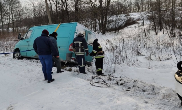 В Жмеринському району водій Mercedes Sprinter потрапив у сніговий "полон"