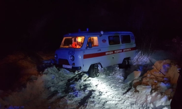 У Крижопільському районі зі снігового замету витягали авто “швидкої допомоги”
