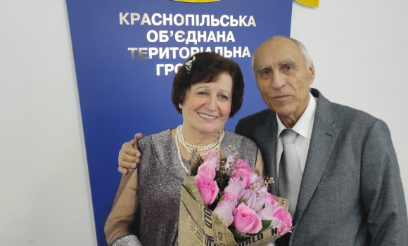 На Вінниччині стала на весільній рушник незвична пара: їй - 72, йому - 78 років!