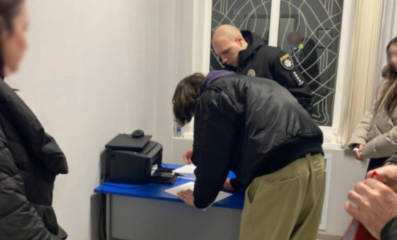 16-річному вінничанину, який напав на однолітка у ТРЦ, повідомили про підозру