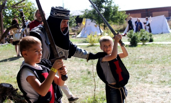 Середньовічне шоу та посвята в лицарі, - неподалік Вінниці відбудеться фестиваль ремесл "Дунстан"