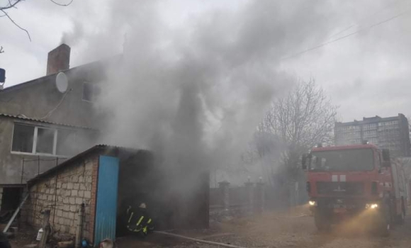 В Агрономічному через пожежу в підсобці ледь не згорів приватний будинок