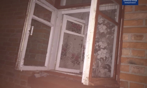 Впала з ліжка, а підвестися вже не змогла: вінницькі патрульні допомогли безпорадній бабусі