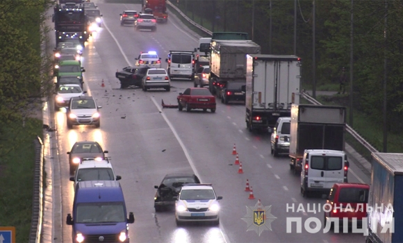 У Вінниці внаслідок зіткнення трьох авто постраждала дворічна дівчинка та троє дорослих