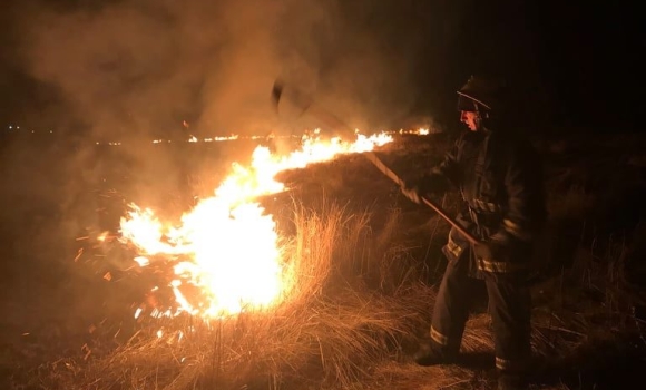 Рятувальники Вінниччини щодня ліквідовують нові загоряння сухої рослинності