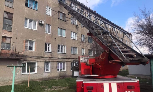 У Вінниці викликали рятувальників, щоб розблокувати двері квартири