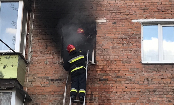 У Вінниці через пожежу в квартирі на вулиці Замостянській жінка потрапила до лікарні