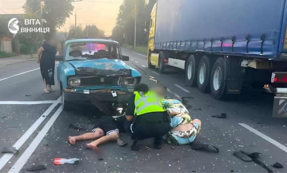 18-річний скутерист отримав тяжкі травми в ДТП у Вінниці 18-річний скутерист отримав тяжкі травми в ДТП у Вінниці