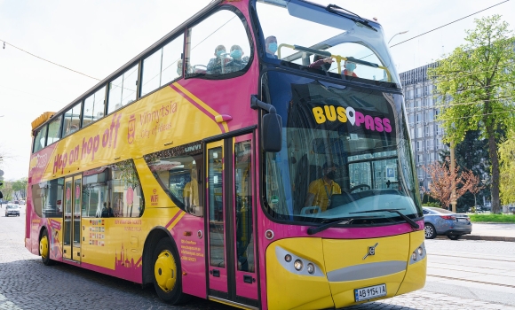 Юні вінничани стали першими пасажирами екскурсійного автобуса-кабріолета